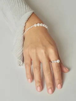 Graduated Pearl Bracelet