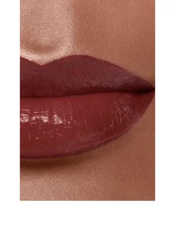 Hydrating And Plumping Lipstick. Intense, Long-Lasting Colour And Shine