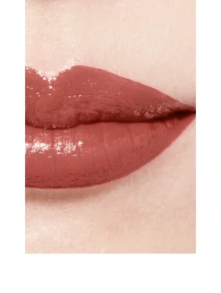 Hydrating And Plumping Lipstick. Intense, Long-Lasting Colour And Shine