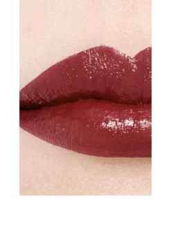 Hydrating And Plumping Lipstick. Intense, Long-Lasting Colour And Shine