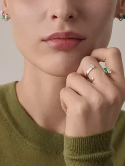 Serti Sur Vide White Gold Ring With Emerald And Diamonds