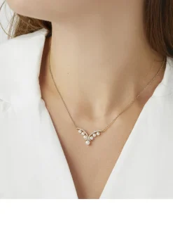 Sleek 18K Gold Akoya Pearl Necklace With Diamonds